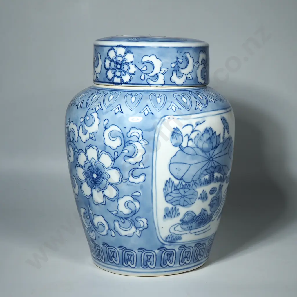 Large Blue & White Patterned Ginger Jar w Lid Image 1++