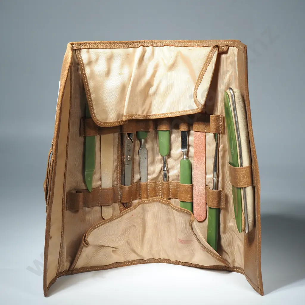 1930's Woman's Manicure Set w Pouch Image 1++