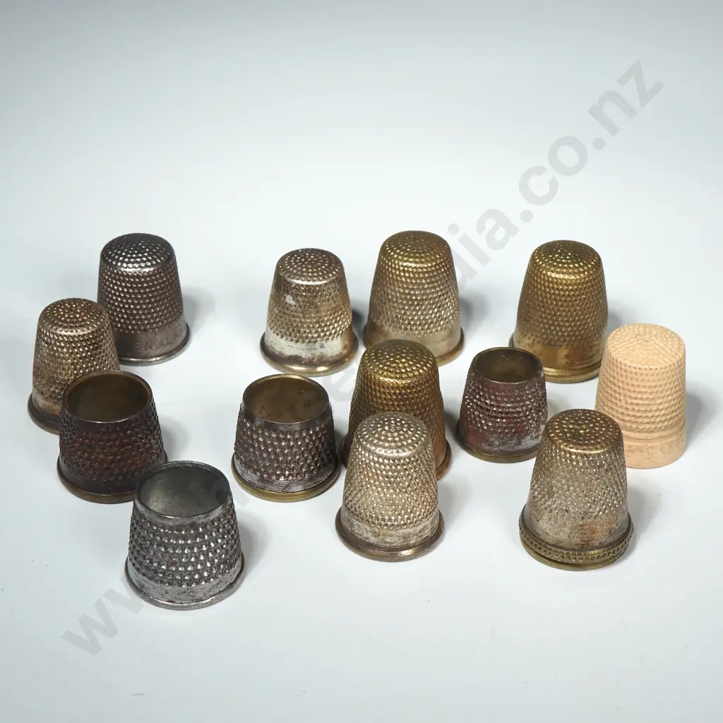 Collection of Brass, Steel & Plastic Vintage Thimbles Image 1++