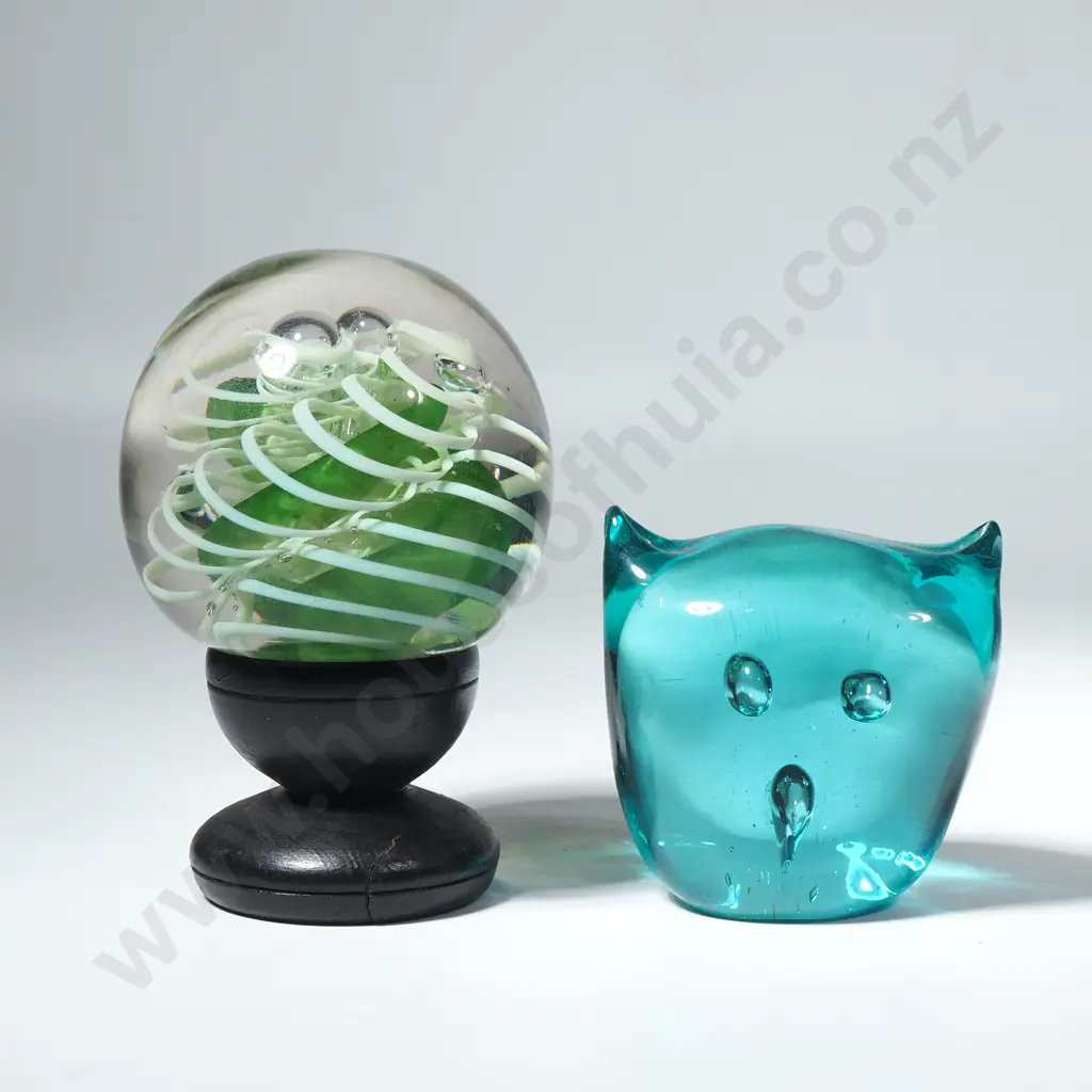 Two Art Glass Paperweights, One in the Form of a Stylised Glass Owl & The Other w Swirls & Bubbles Image 1++
