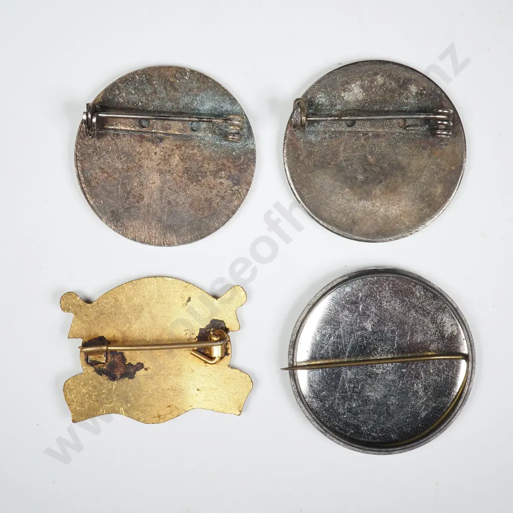 Four Vintage New Zealand Badges  Image 1++