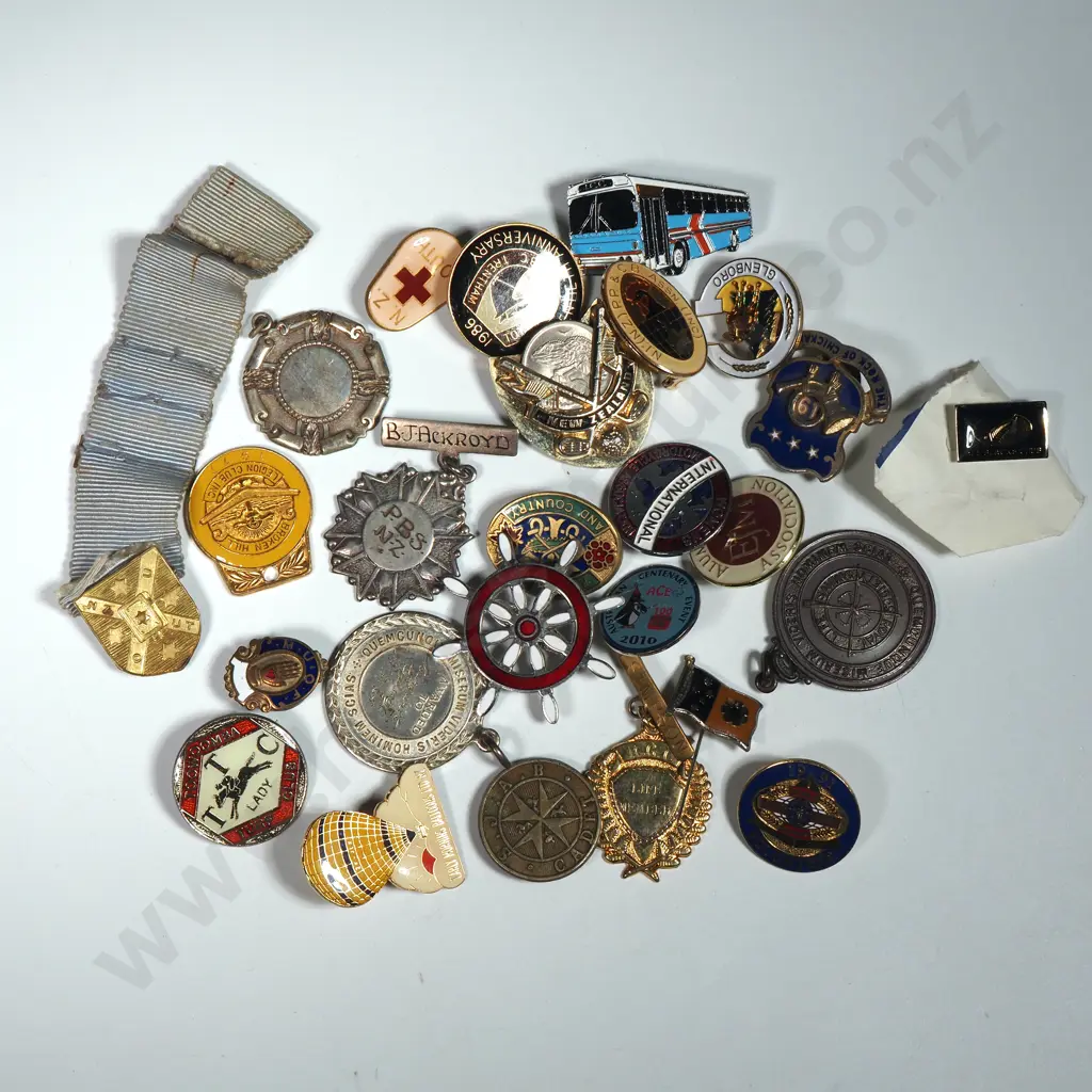 Assorted Lot Of Mainly New Zealand Badges & Buttons Image 1++