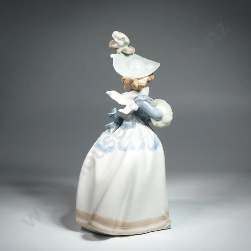 Nao Lladro Porcelain Figure "Girl With Muff". Image 1++