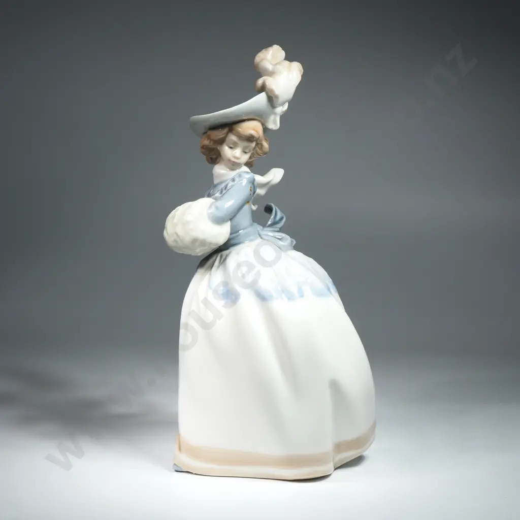 Nao Lladro Porcelain Figure "Girl With Muff". Image 1++