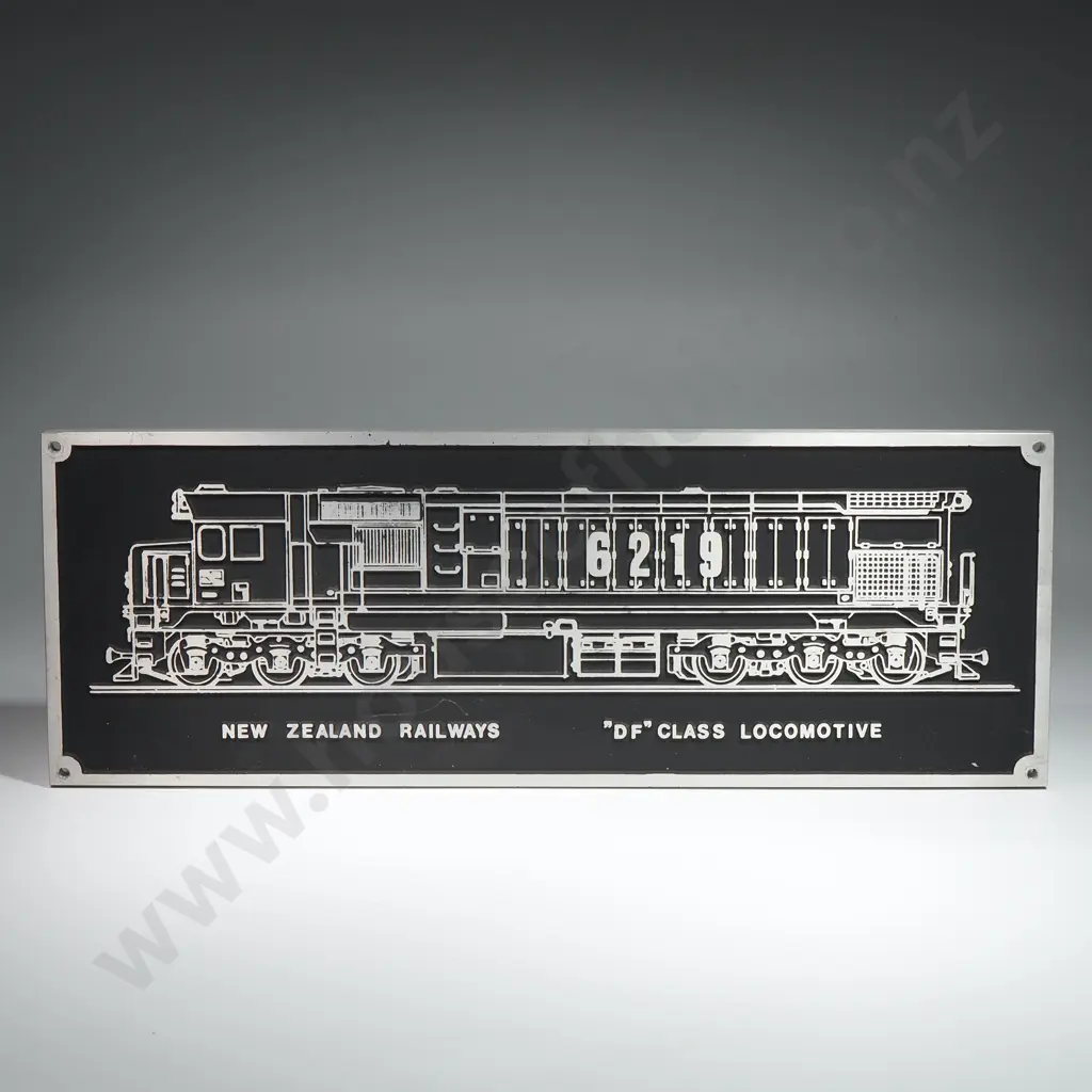 Decorative Plaque Featuring NZ Railways "DF" C;ass Diesel Locomotive Image 1++
