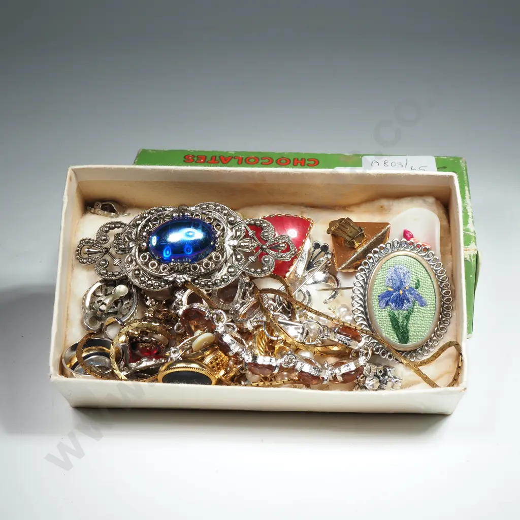 Quantity Of Costume Jewellery Including Bracelet & Brooches Image 1++