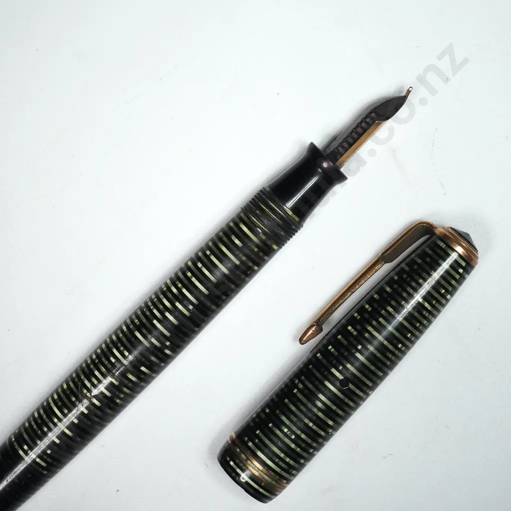 Vintage Parker Vacumatic Fountain Pen in green stacked Celluloid- 14k nib Image 1++