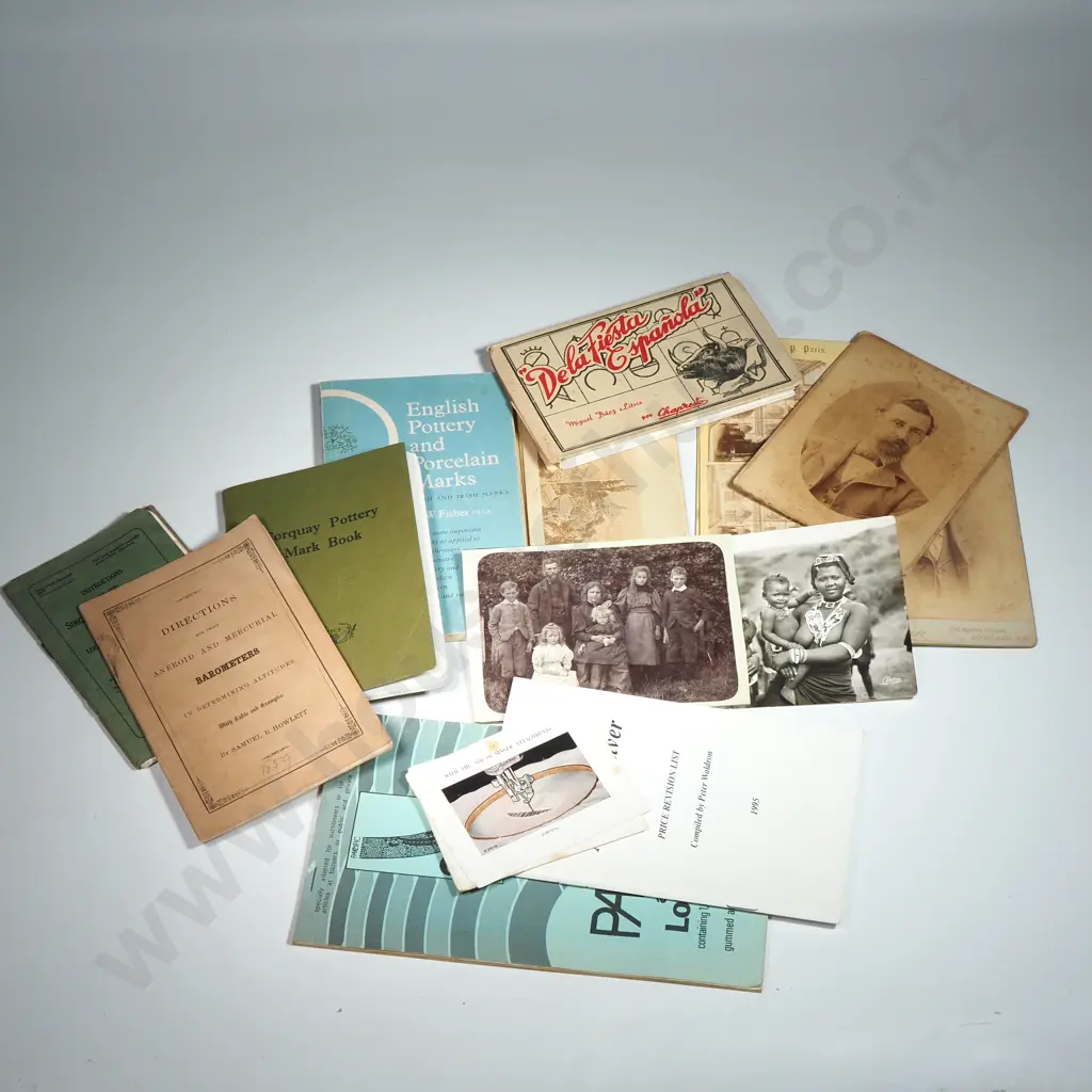 Collection of Ephemera To Include  Booklets on Pottery & Porcelain Marks Image 1++