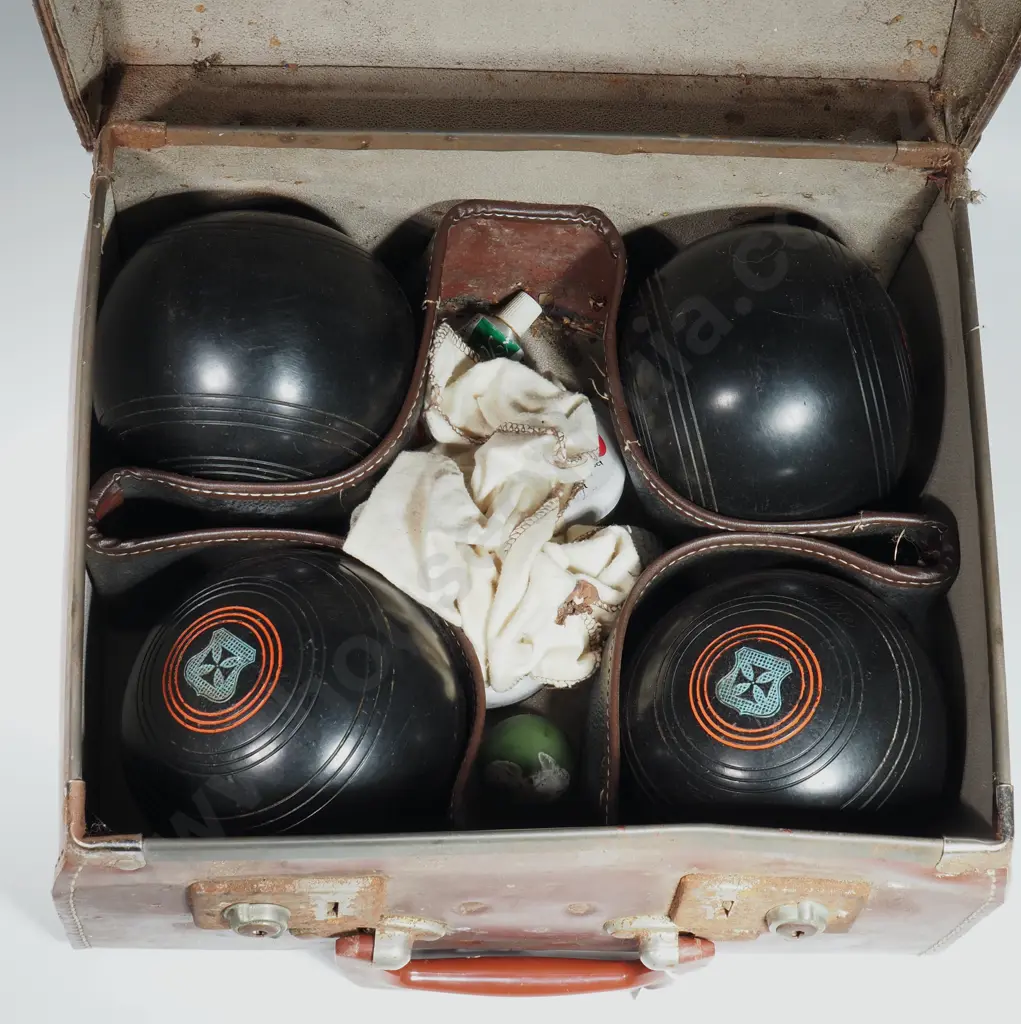 Four Vintage Henselite Super Grip Lawn Bowl in a Suitcase Image 1++
