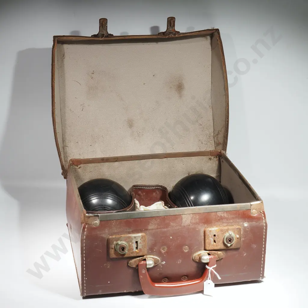 Four Vintage Henselite Super Grip Lawn Bowl in a Suitcase Image 1++