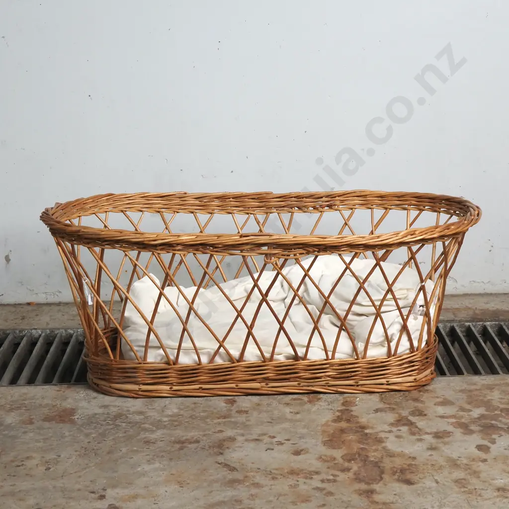 Wicker Dolls Bassinet/ Moses Basket Image 1++