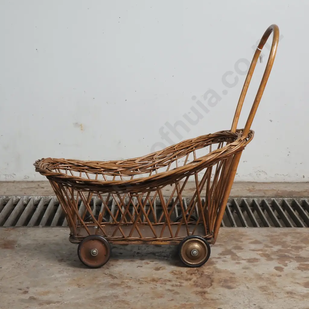 Small Wicker Dolls Pram/Stroller Image 1++