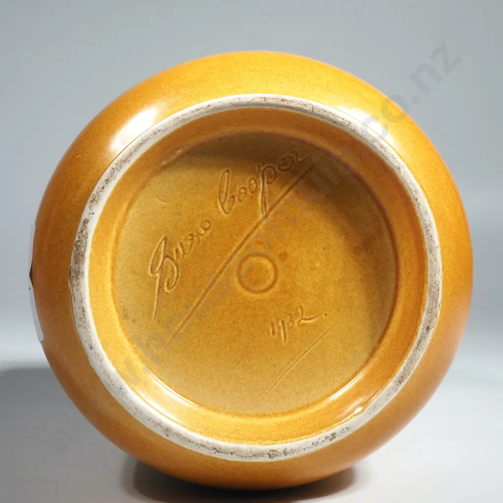 Vintage Susie Cooper Incised Vase.Signed & Dated 1932 To Base Image 1++