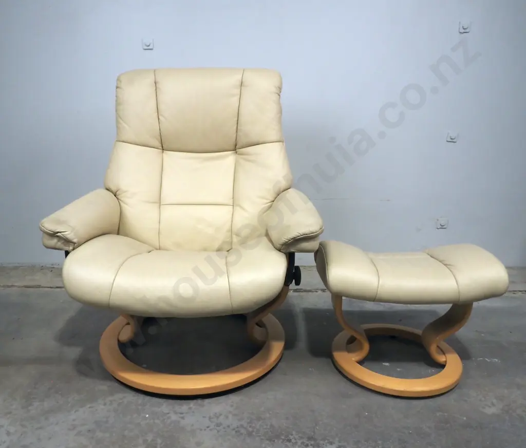 Stressless Mayfair Large Leather Recliner w Classic Base. Retail $6099 Image 1++