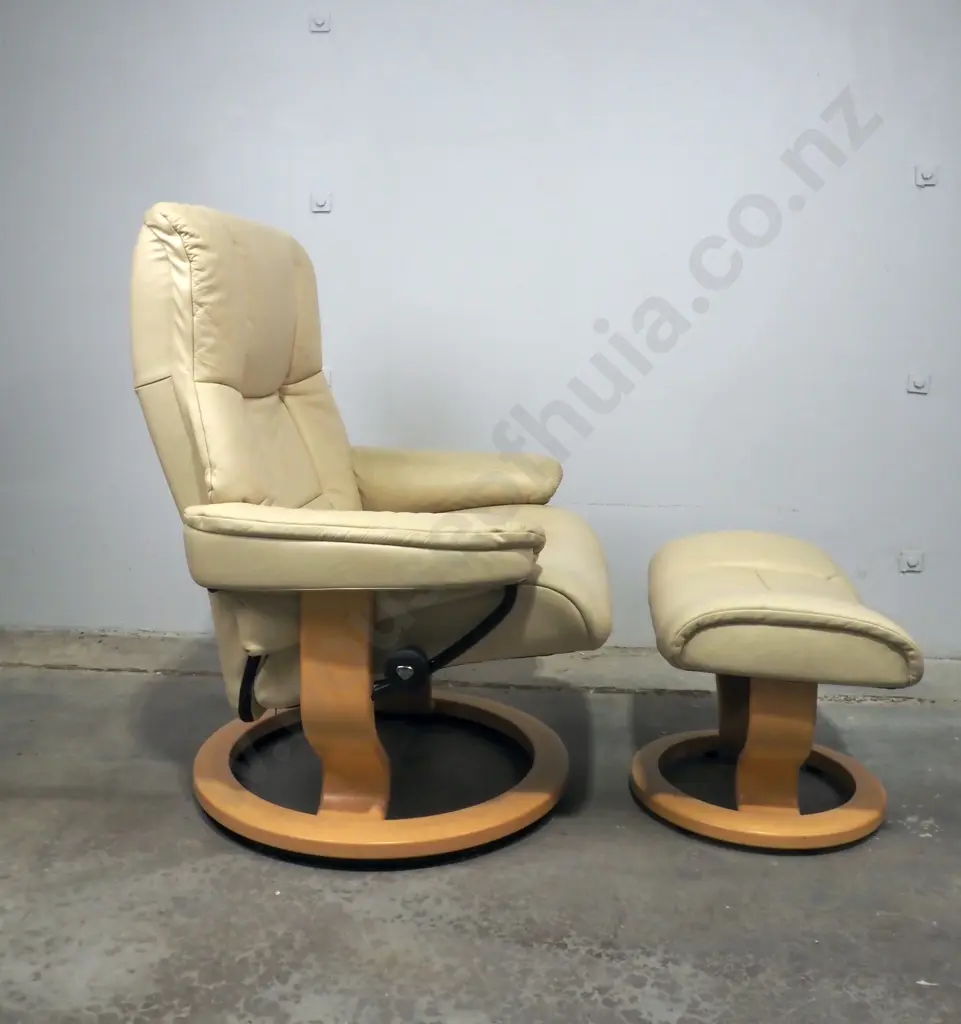 Stressless Mayfair Large Leather Recliner w Classic Base. Retail $6099 Image 1++