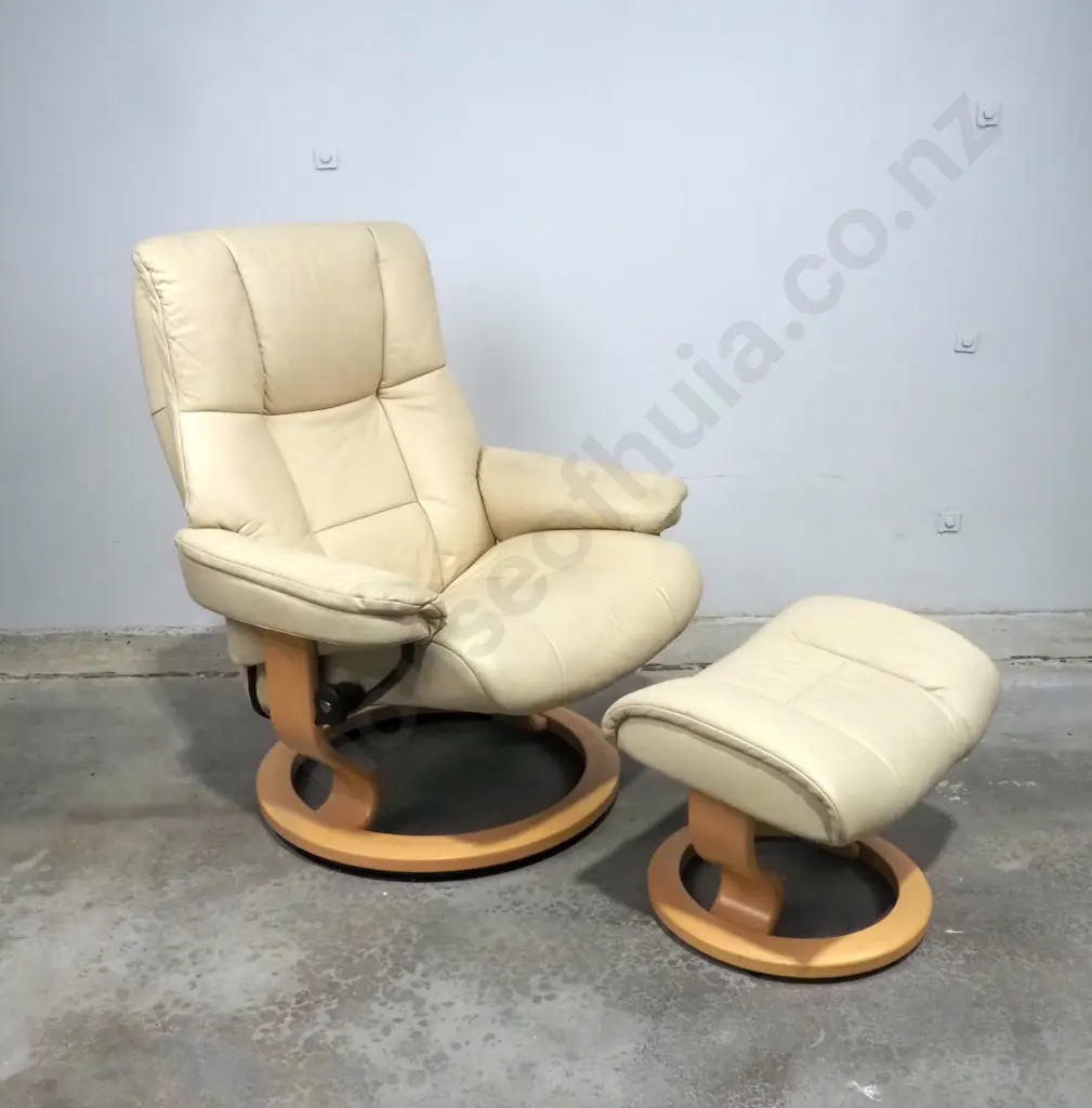 Stressless Mayfair Large Leather Recliner w Classic Base. Retail $6099 Image 1++