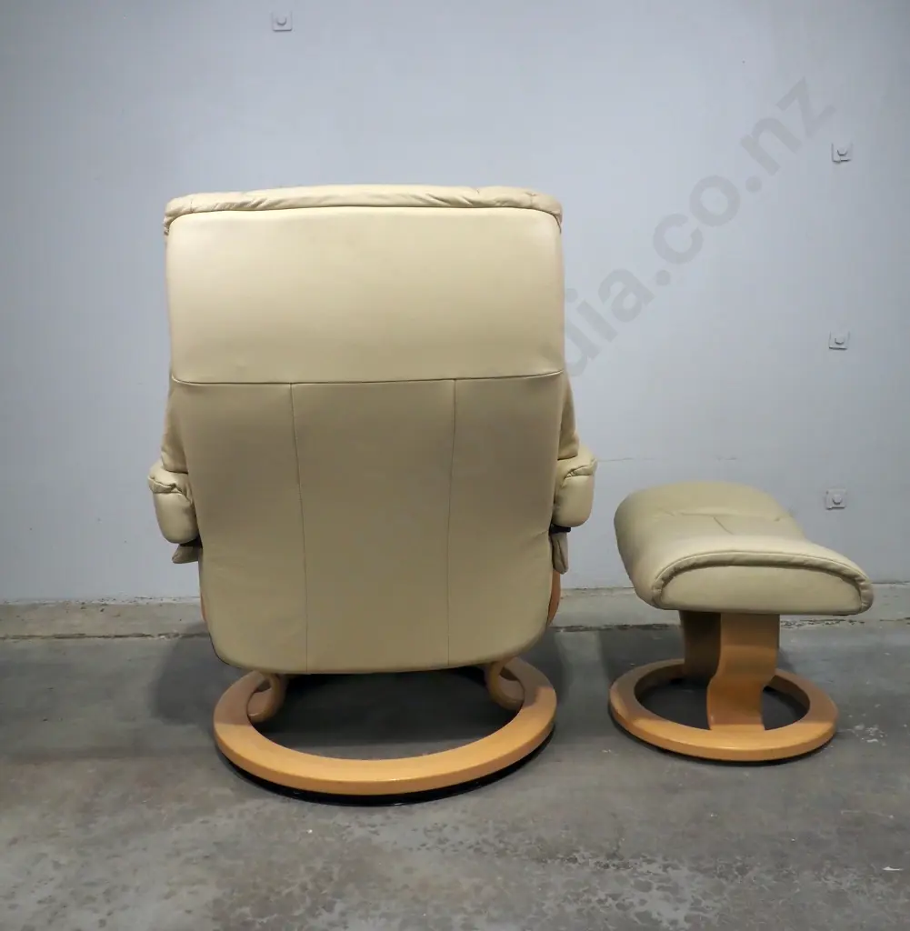 Stressless Mayfair Large Leather Recliner w Classic Base. Retail $6099 Image 1++