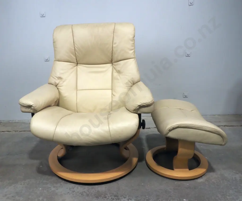 Stressless Mayfair Large Leather Recliner w Classic Base. Retail $6099 Image 1++