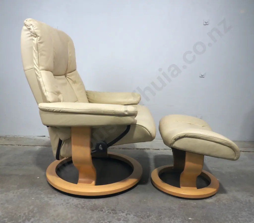 Stressless Mayfair Large Leather Recliner w Classic Base. Retail $6099 Image 1++