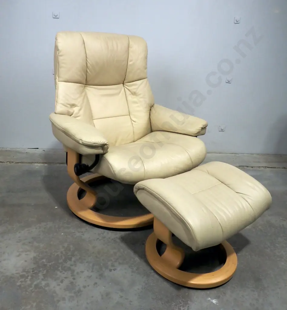 Stressless Mayfair Large Leather Recliner w Classic Base. Retail $6099 Image 1++