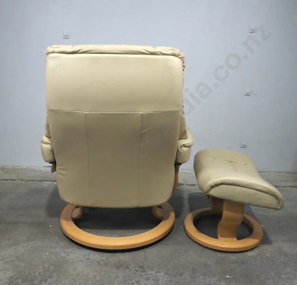 Stressless Mayfair Large Leather Recliner w Classic Base. Retail $6099 Image 1++