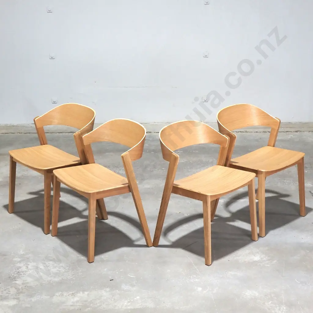 Scandinavian Style Round Ash Coloured Circular Dining Table & Four Matching Bentwood Dining Chairs Image 1++