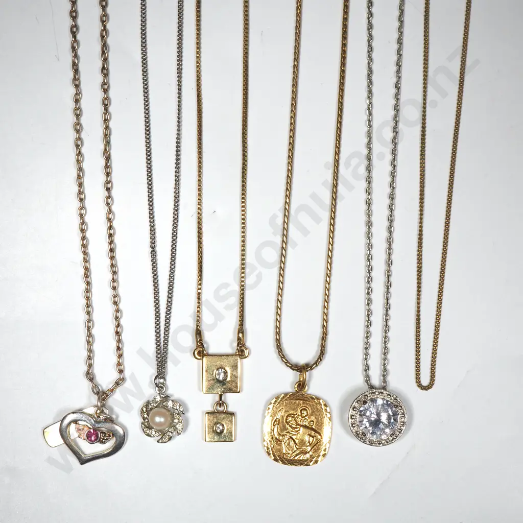 Quantity of Costume Jewellery Chains & Pendants Image 1++