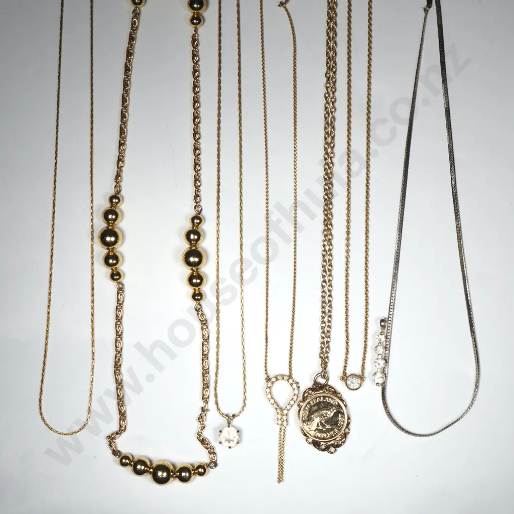 A Quantity of Costume Necklaces, Pendants & Chains Image 1++