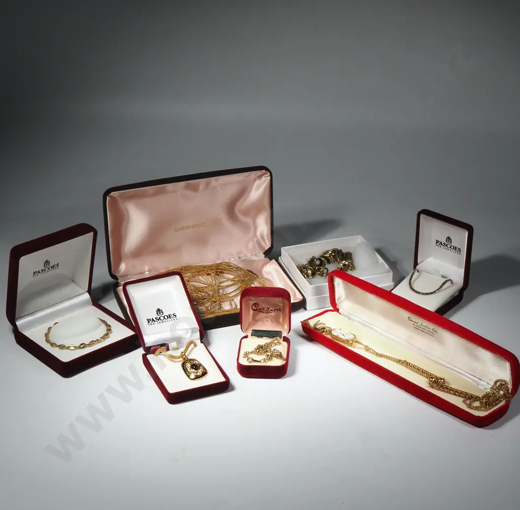 Quantity of Boxed Gold Tone Necklaces & Bracelets In Boxes Image 1++