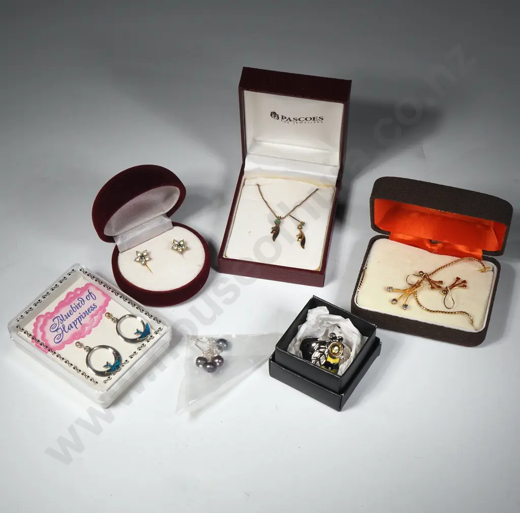 Quantity of Costume Jewellery, Mainly Earrings & Pendants Image 1++