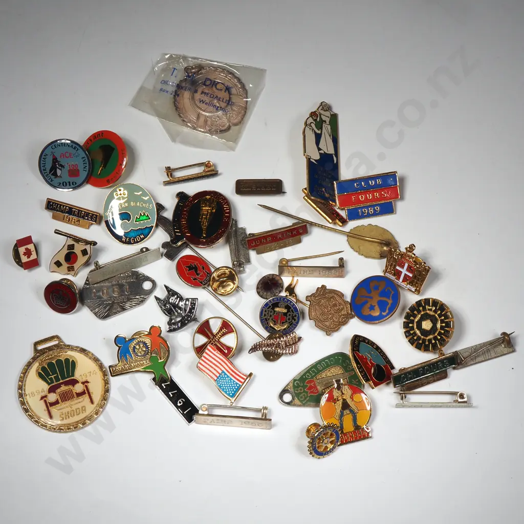 Assorted Lot Of Mainly New Zealand Badges & Buttons Image 1++