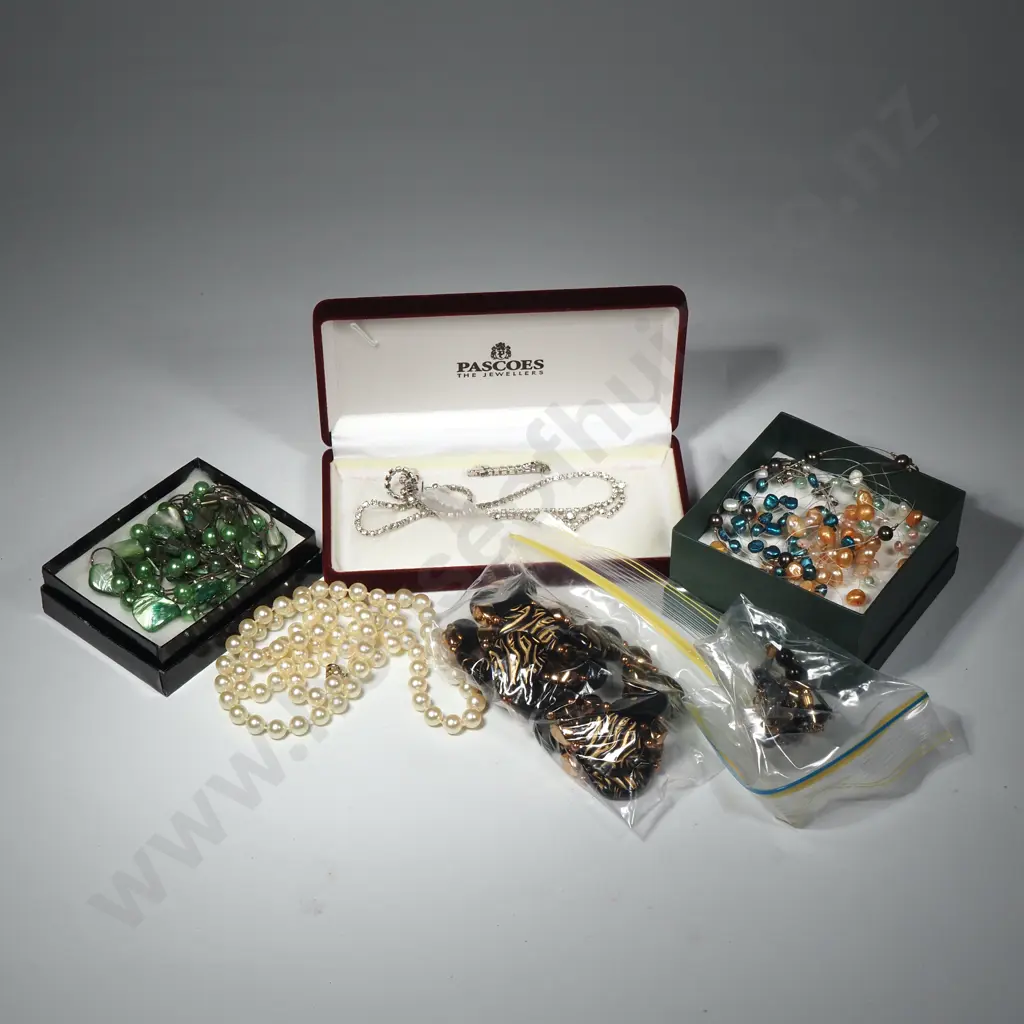 A Quantity of Costume Beads & Necklaces Image 1++