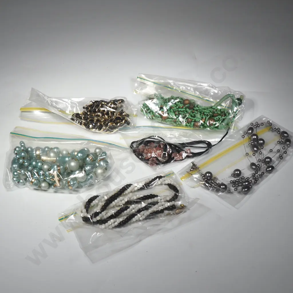 Quantity of Costume Beads & Necklaces Image 1++