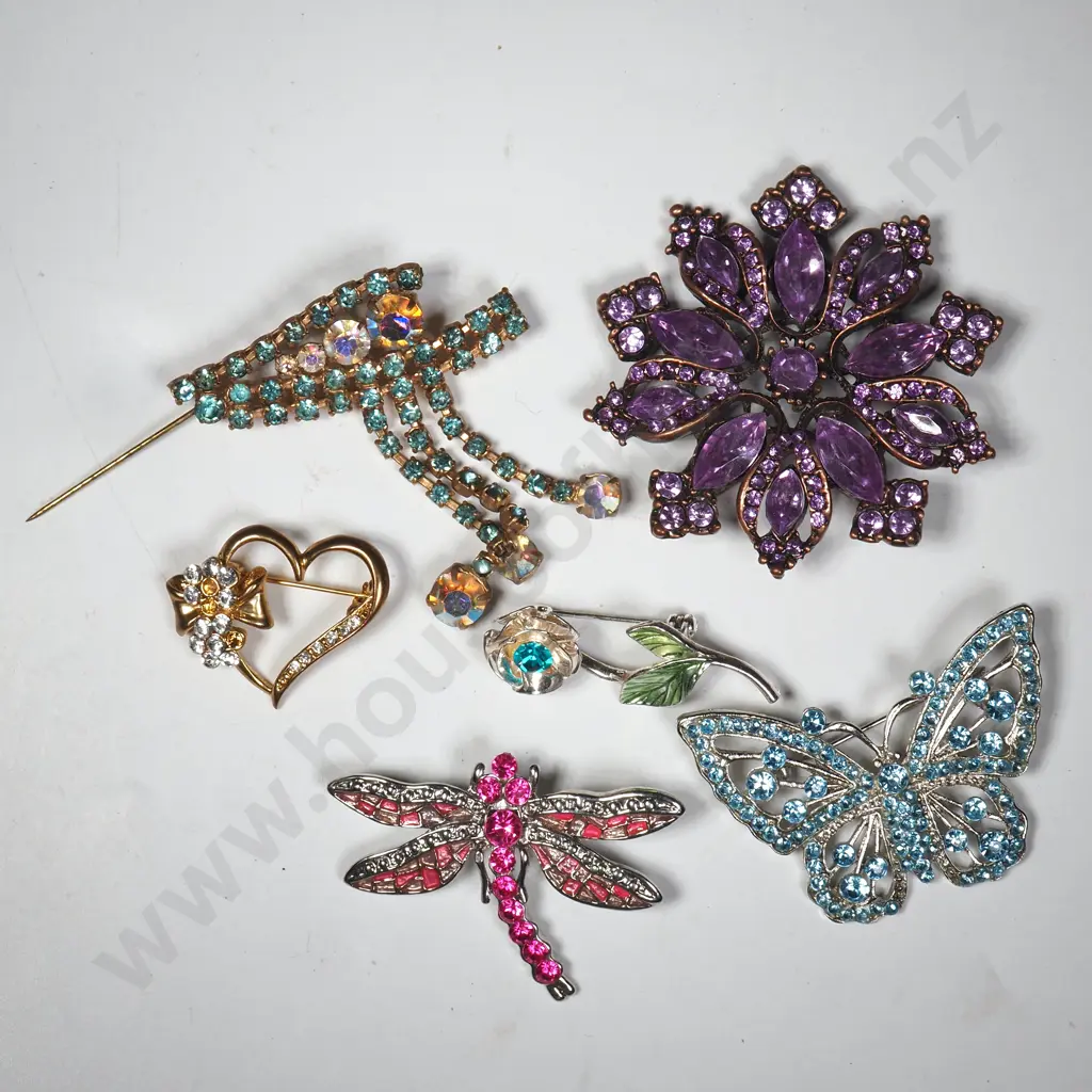 Quantity of Vintage Costume Brooches Image 1++