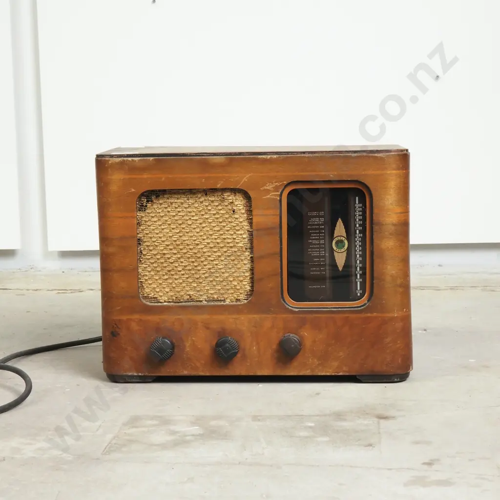 Vintage Timber World Radio w Retro Frequency Display Panel Image 1++