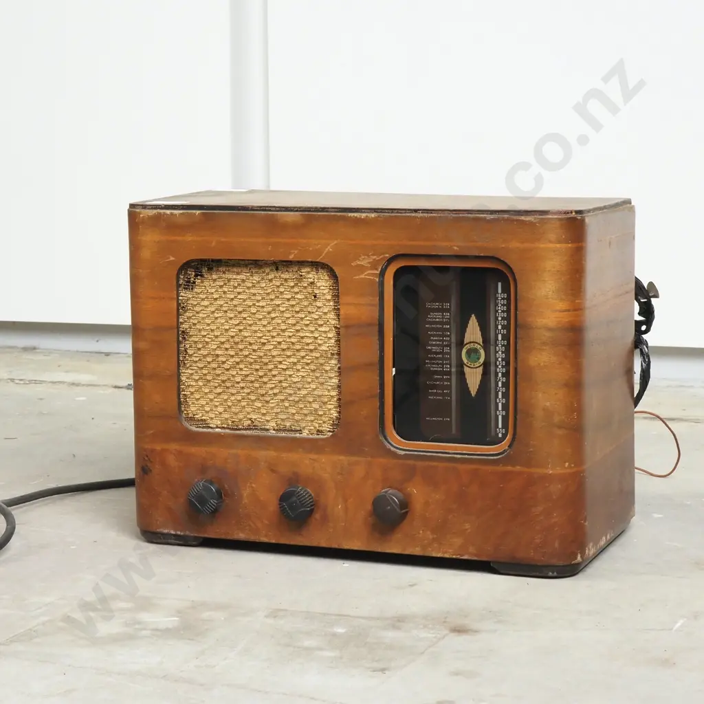 Vintage Timber World Radio w Retro Frequency Display Panel Image 1++