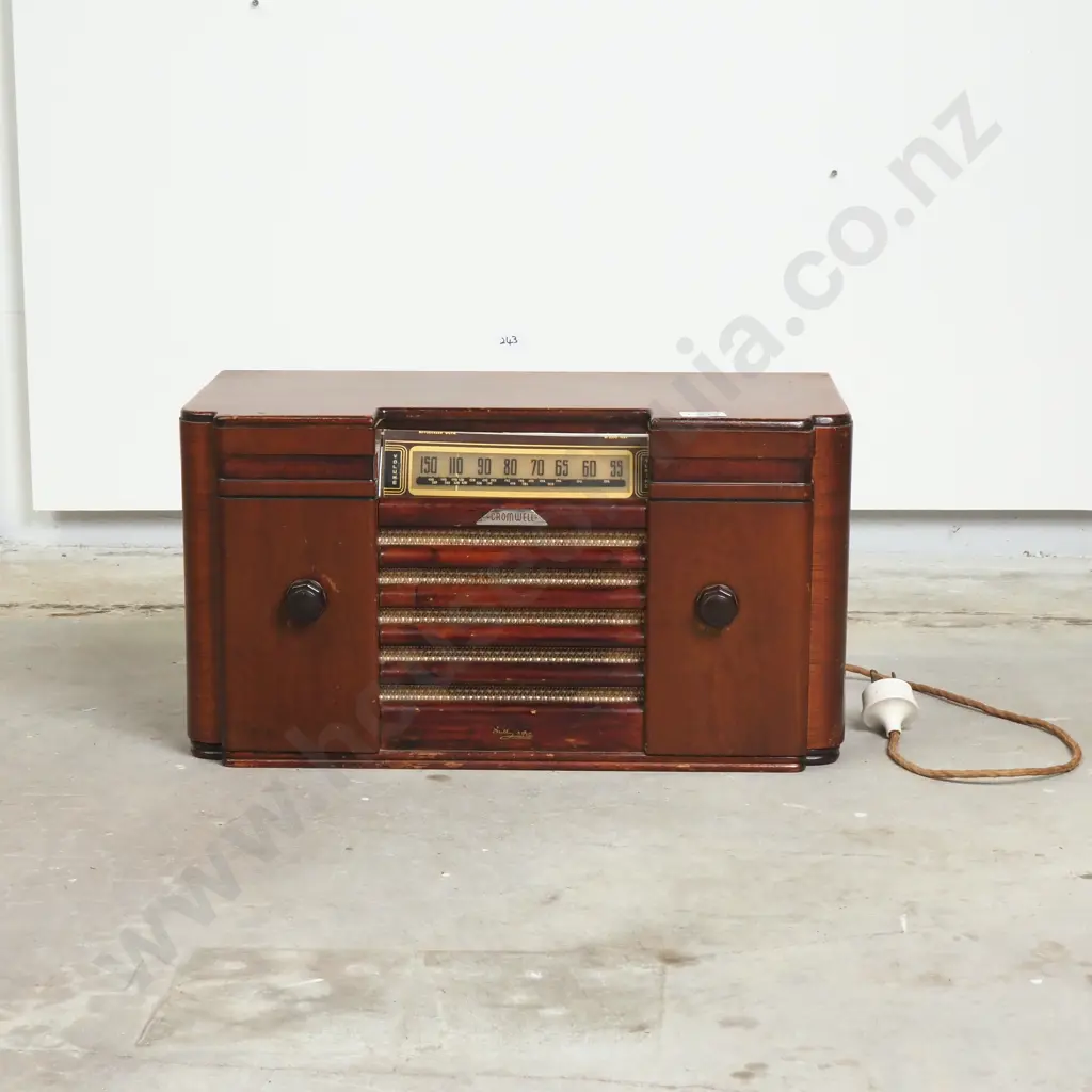 Cromwell Radio Model 618R 'Talisman' Radio Manufactured in 1948 by Collier & Beale Ltd in New Zealand Image 1++