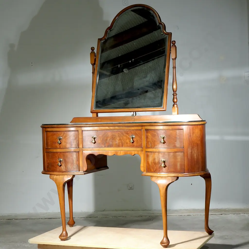 Queen Anne Style Walnut Kidney Shaped Dressing Table Image 1++
