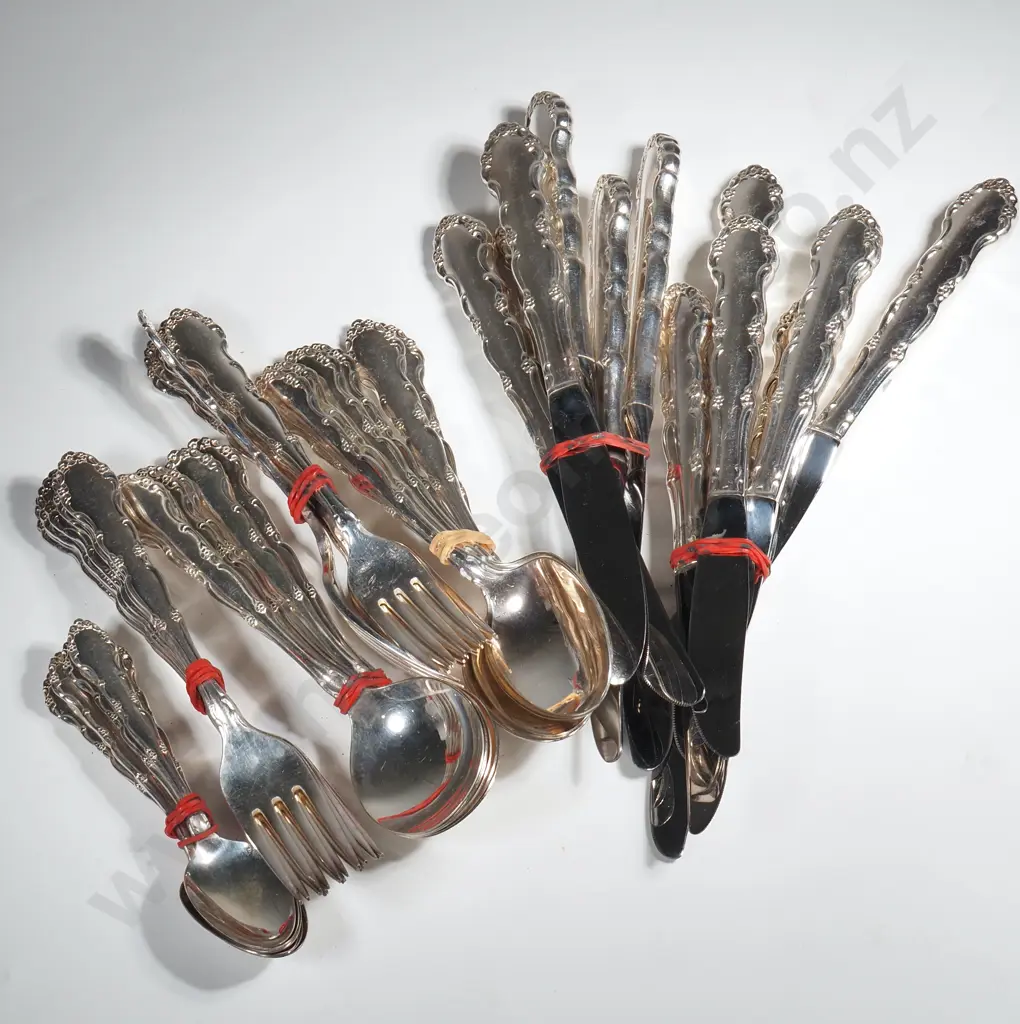 Set of Silver Plate Oneida Cutlery To Include Six Dinner Knives, Entree Knives,Dinner Forks, Entree  Forks, Soup Spoons, Image 1++