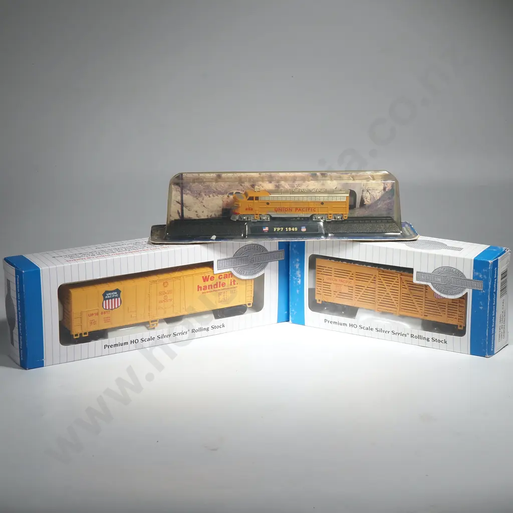Union Pacific Collectable Locomotive FP7 & Two Bachmann Union Pacific Silver Series Rolling Stock Image 1++