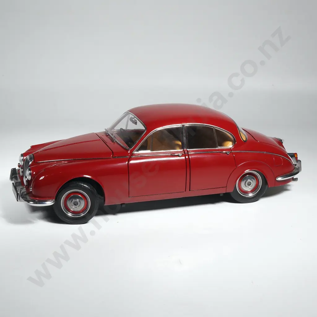 Daimler V8 250 1:18 Image 1++