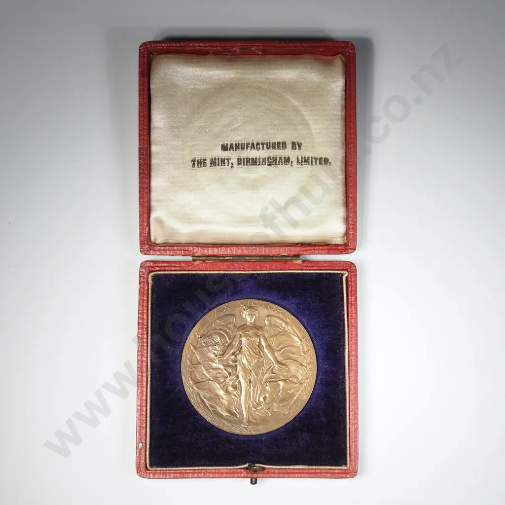 Cased 1914-1919 George V Pax Victoris European War Medal  Image 1++