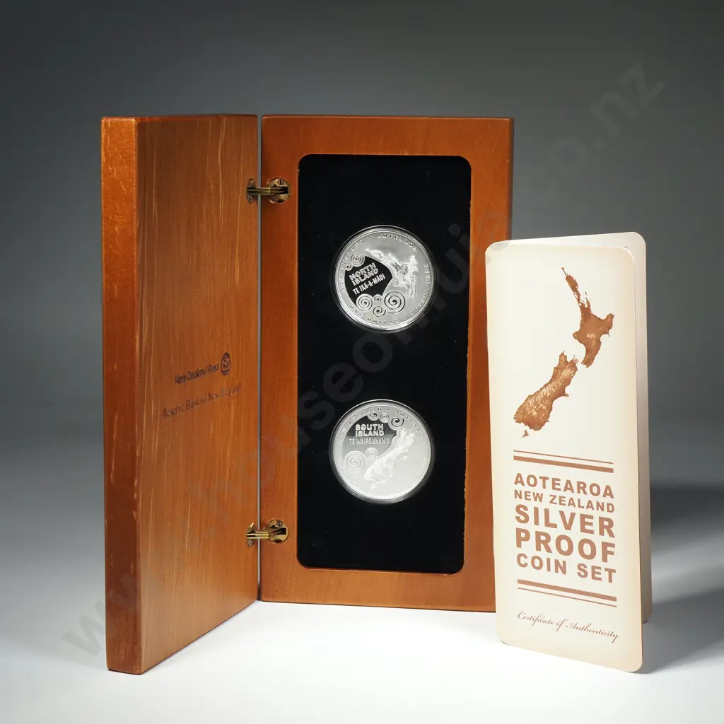 2014 New Zealand Two One Ounce Silver Proof Coin Set in Wooden Box Image 1++