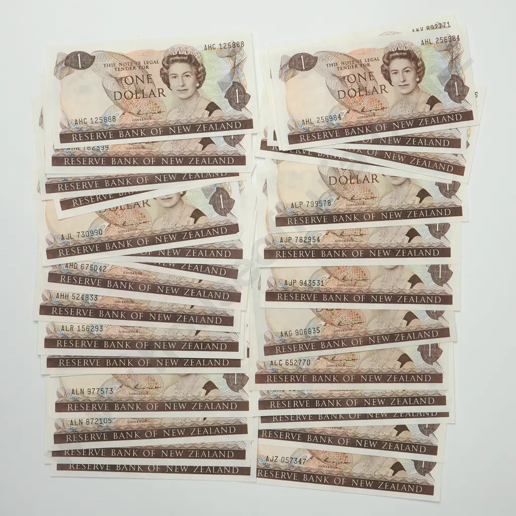 34 New Zealand Russell One Dollar Banknotes - Better Grades Image 1++