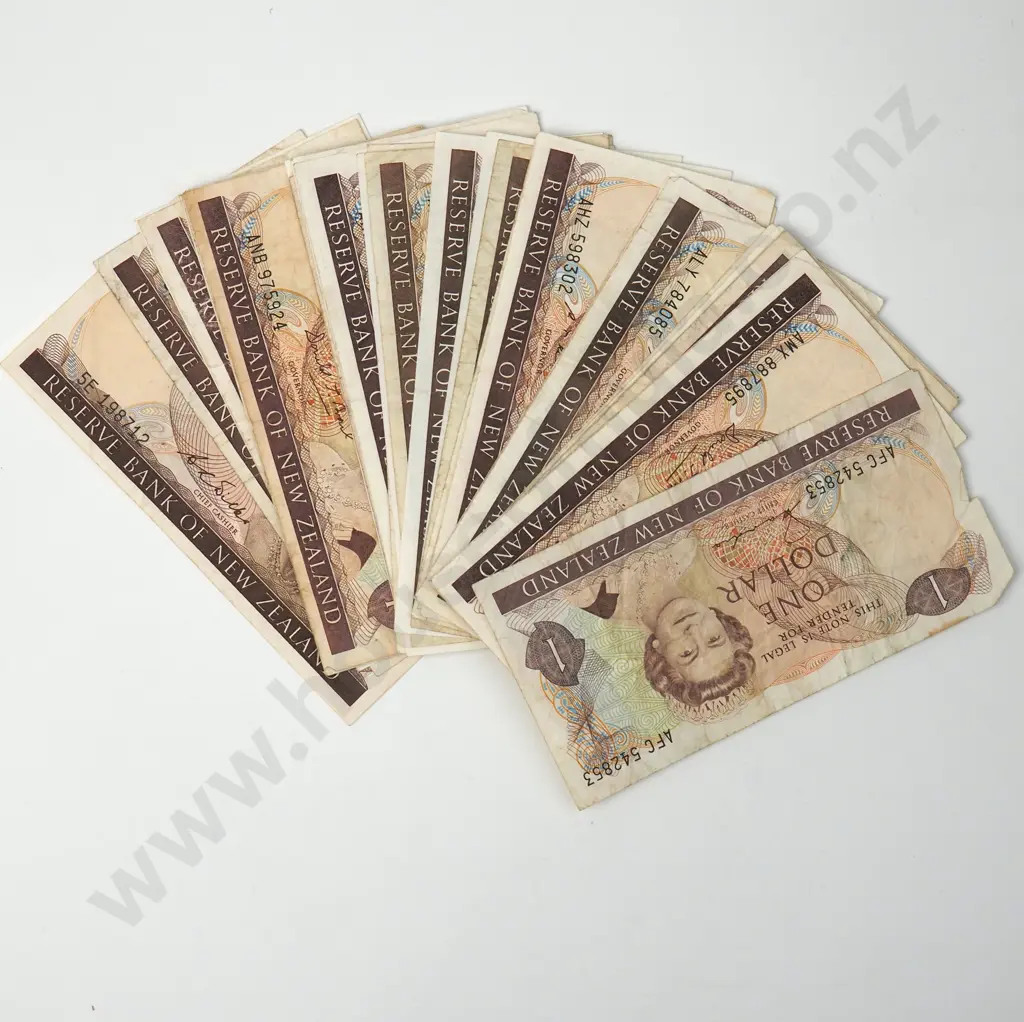 33 New Zealand One Dollar Banknotes - Various Signatures Image 1++