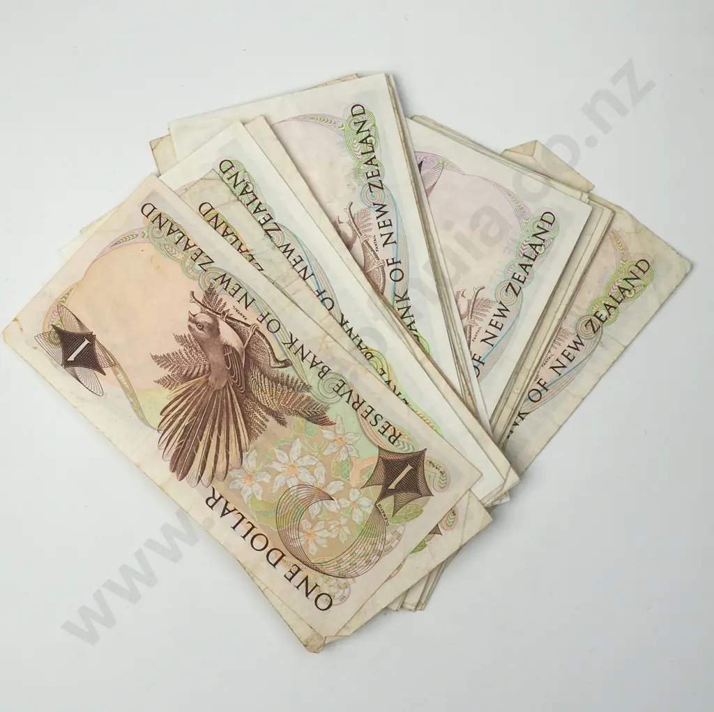 33 New Zealand One Dollar Banknotes - Various Signatures Image 1++