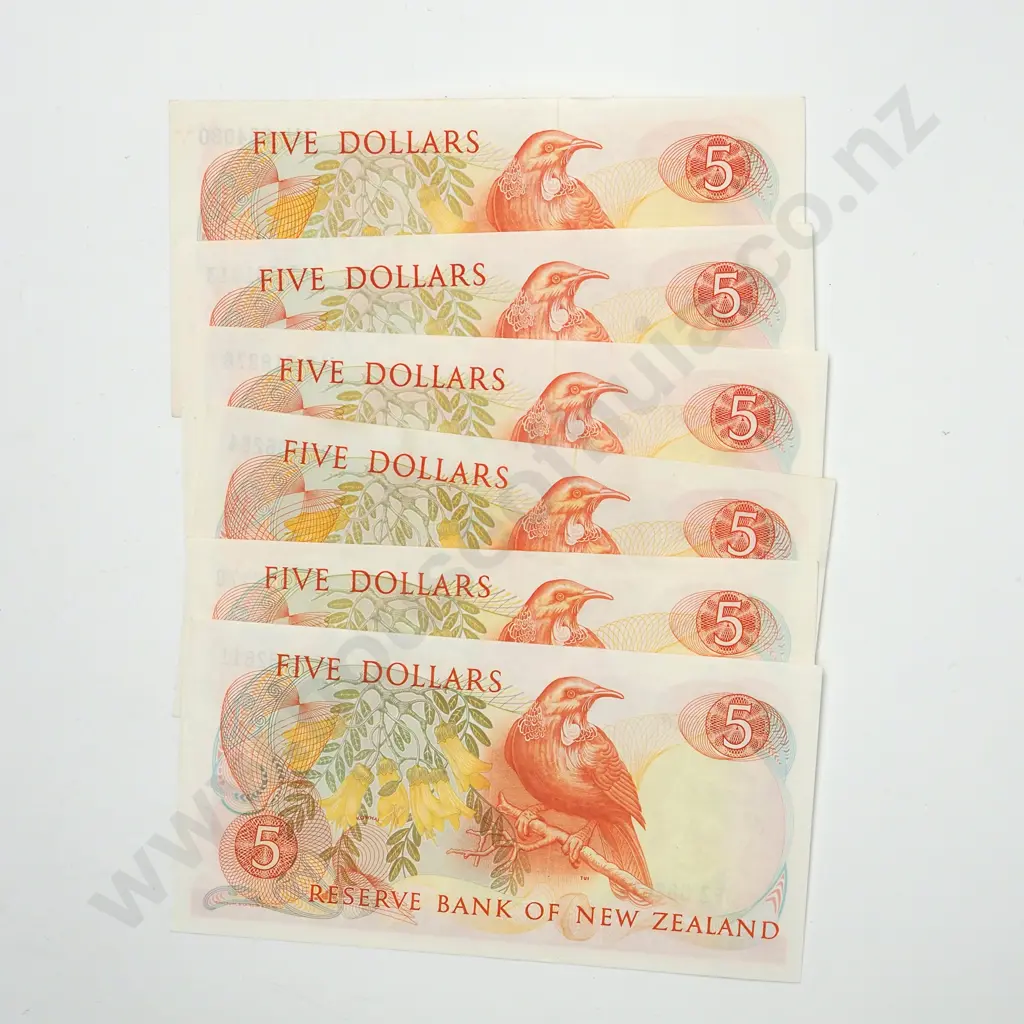 Six New Zealand Five Dollar Banknotes - Various Signatures Image 1++