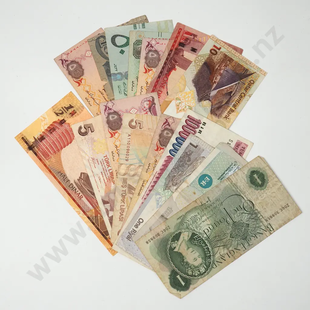 Assorted World Banknotes incl Five & One Pound United Kingdom Image 1++