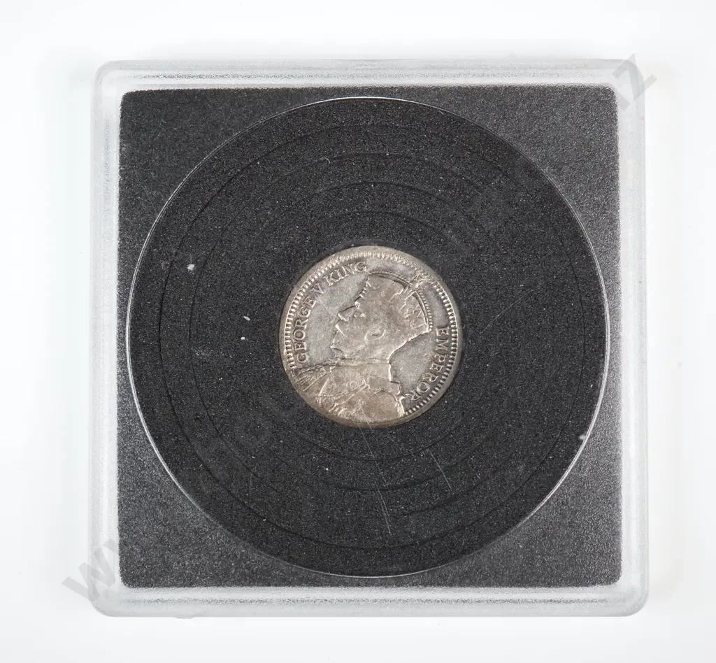 1935 New Zealand Threepence Coin  Image 1++