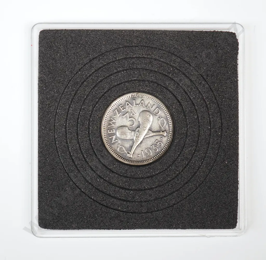 1935 New Zealand Threepence Coin  Image 1++